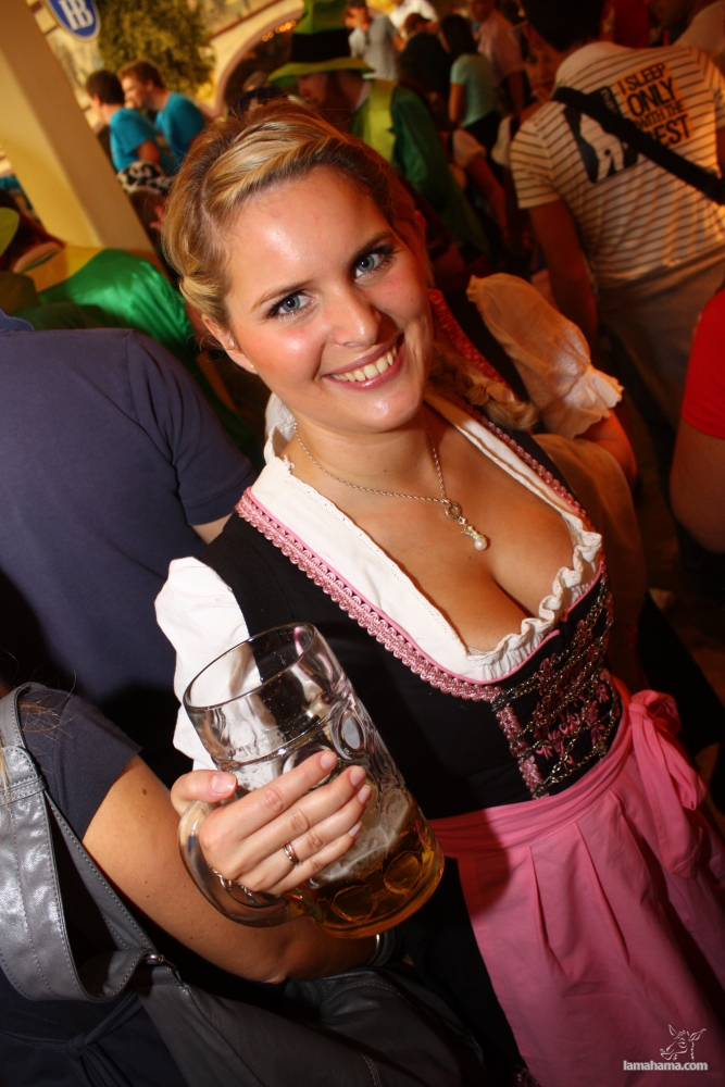 Oktoberfest - Hot girls and beer! - Pictures nr 14
