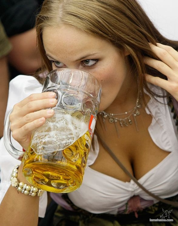 Oktoberfest - Hot girls and beer! - Pictures nr 27