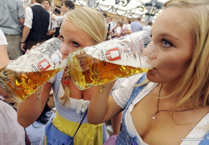 Oktoberfest - Hot girls and beer! - Pictures nr 39