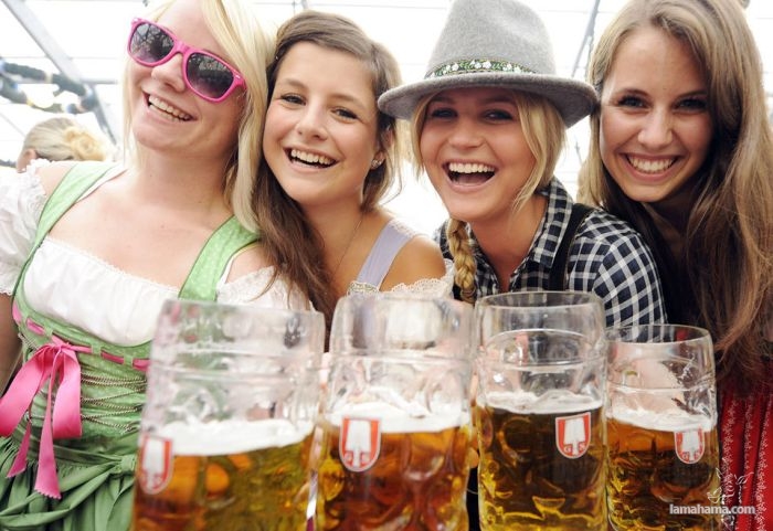 Oktoberfest - Hot girls and beer! - Pictures nr 40