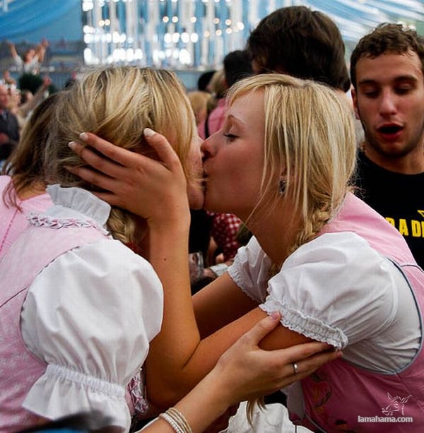 Oktoberfest - Hot girls and beer! - Pictures nr 42