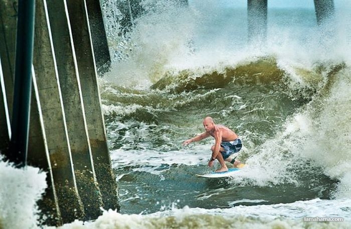 People having fun with Hurricane Irene - Pictures nr 10