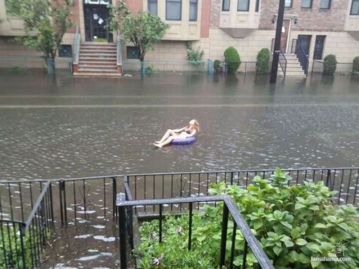 People having fun with Hurricane Irene - Pictures nr 11