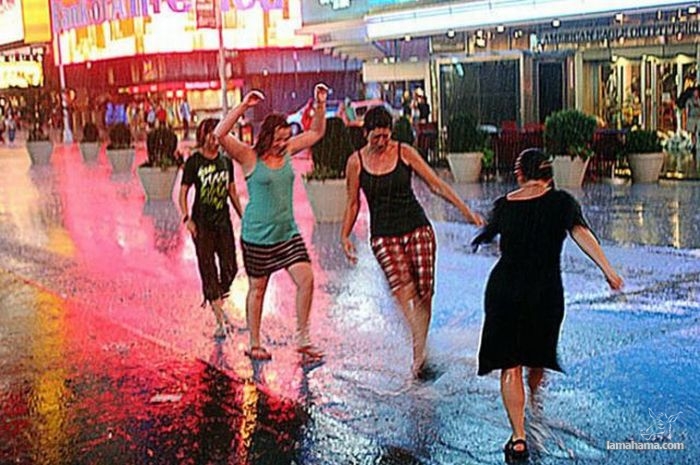 People having fun with Hurricane Irene - Pictures nr 15