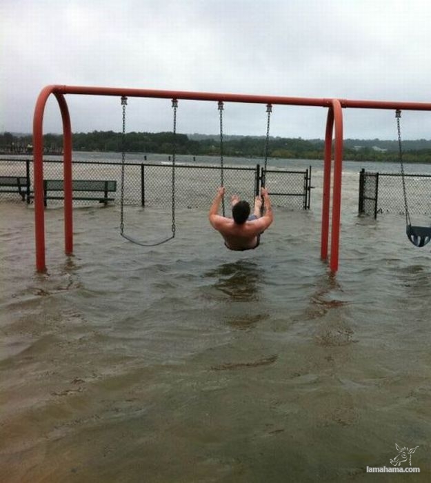People having fun with Hurricane Irene - Pictures nr 18