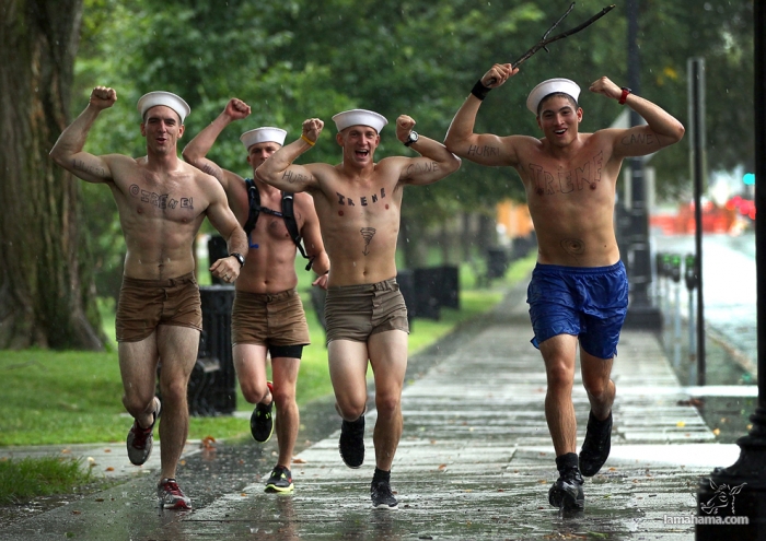 People having fun with Hurricane Irene - Pictures nr 2