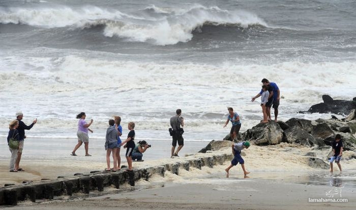 People having fun with Hurricane Irene - Pictures nr 20