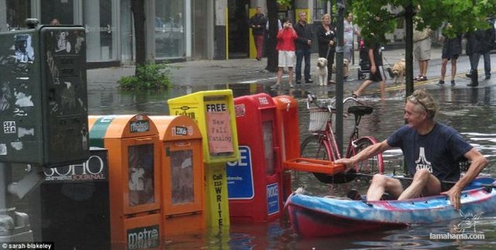 People having fun with Hurricane Irene - Pictures nr 26