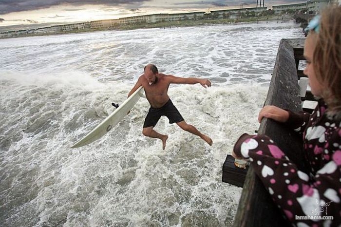 People having fun with Hurricane Irene - Pictures nr 30