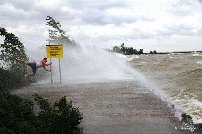People having fun with Hurricane Irene - Pictures nr 32