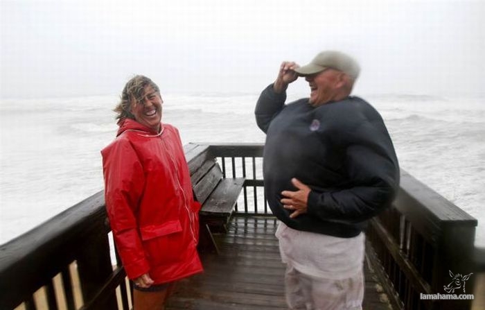 People having fun with Hurricane Irene - Pictures nr 33