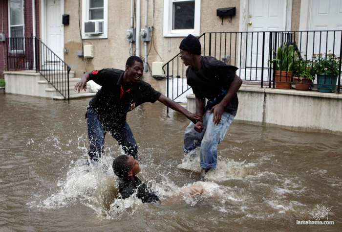 People having fun with Hurricane Irene - Pictures nr 5