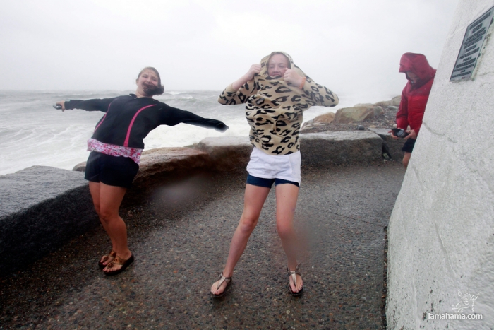 People having fun with Hurricane Irene - Pictures nr 6
