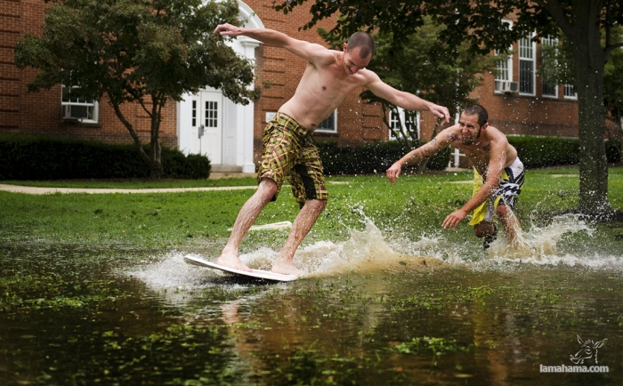 People having fun with Hurricane Irene - Pictures nr 7