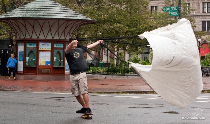 People having fun with Hurricane Irene - Pictures nr 8