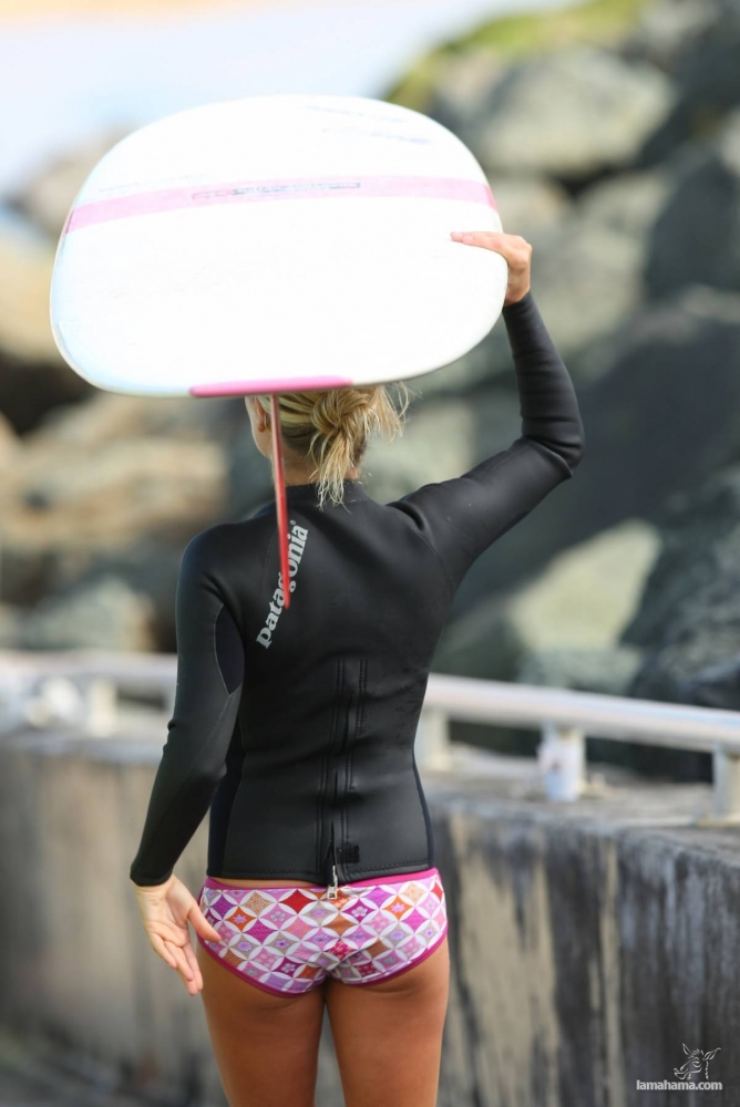 Beautiful girls surfing - Pictures nr 31