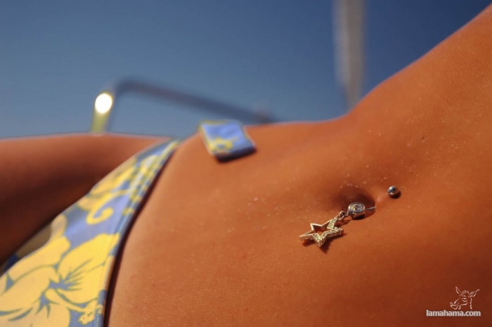 Girls with belly button rings - Pictures nr 1