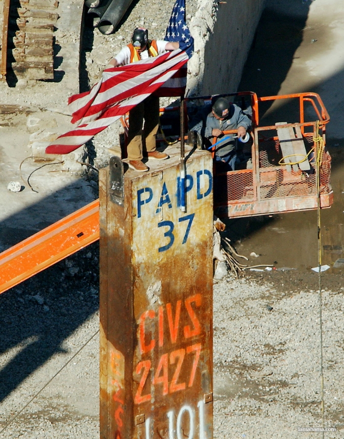 WTC Ground Zero: Before, during and 10 years later - Pictures nr 9