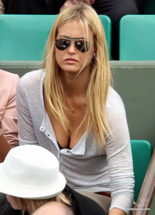Celebrities with the breasts on top - Pictures nr 37