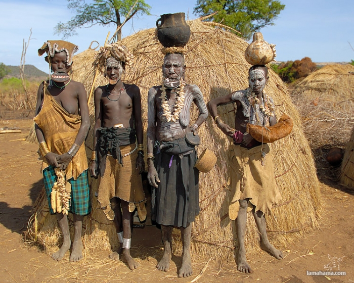 Women from the Mursi tribe - Pictures nr 15