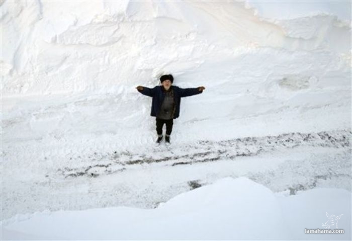 Wioska w Rumunii zasypana mega śniegiem - Zdjecie nr 11