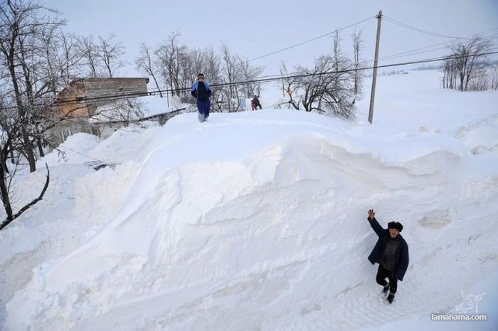 Wioska w Rumunii zasypana mega śniegiem - Zdjecie nr 13
