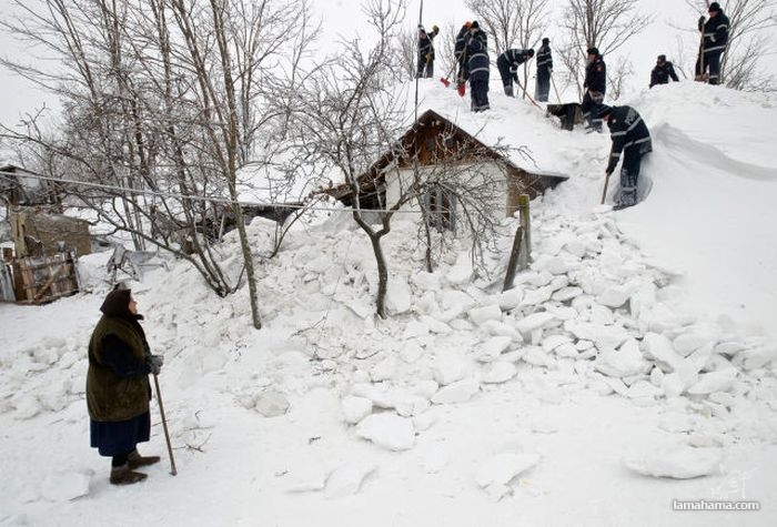 Wioska w Rumunii zasypana mega śniegiem - Zdjecie nr 20