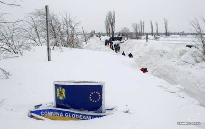 Wioska w Rumunii zasypana mega śniegiem - Zdjecie nr 3
