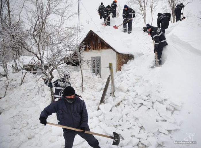 Wioska w Rumunii zasypana mega śniegiem - Zdjecie nr 30