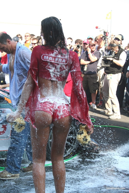 Sexy girls washing cars - Pictures nr 14