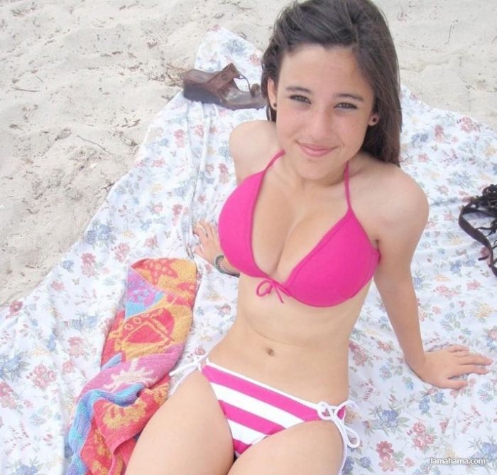 Attractive girls on the beach - Pictures nr 16
