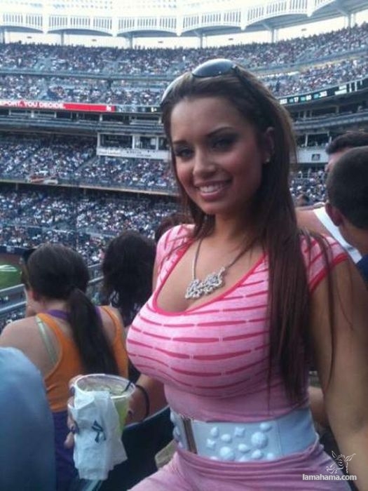 Girls in tight dresses III - Pictures nr 17